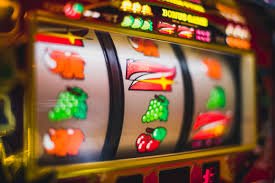 Antarmuka aplikasi mobile betwing menampilkan permainan slot dan live casino